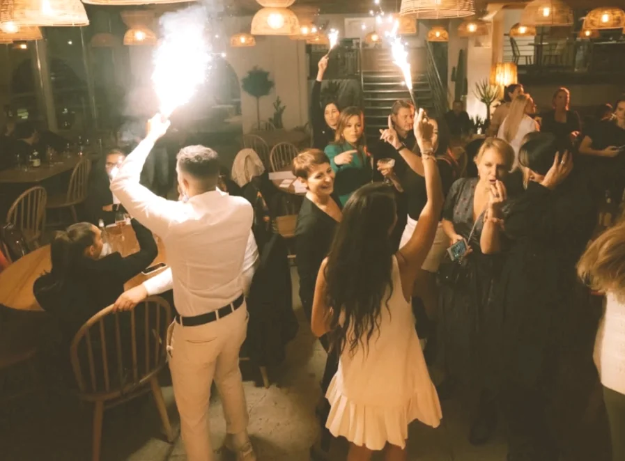 Ambiance confettis dorés — DJ mariage DJ anniversaire The French Deejay's