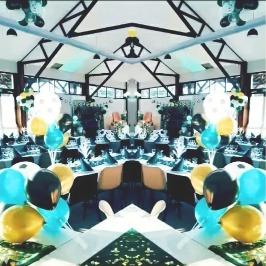 Salle de réception, décoration ballons noir et or — DJ mariage DJ anniversaire The French Deejay's