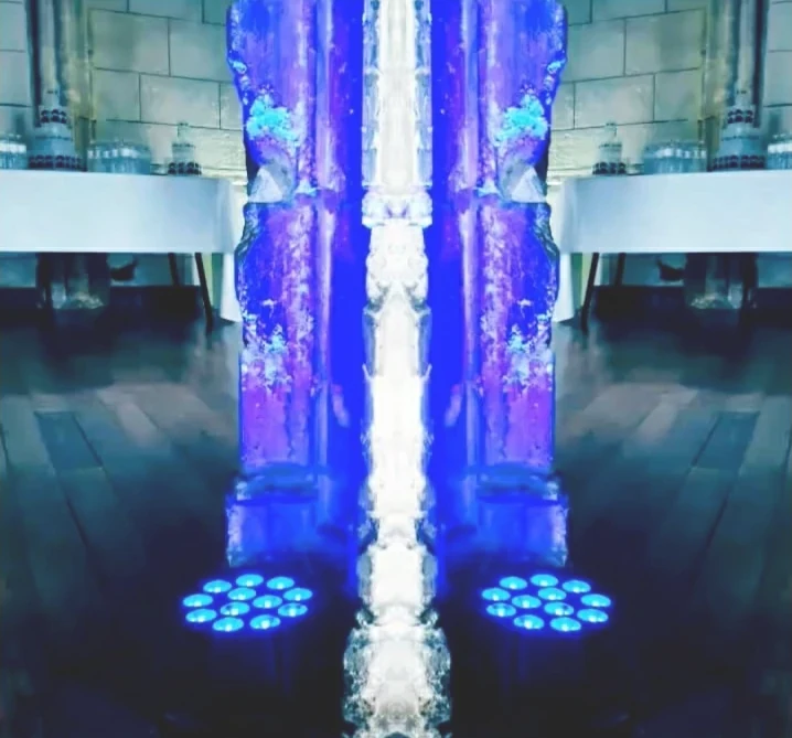 Colonnes lumineuses bleues et projecteurs au sol — DJ mariage DJ éclairage The French Deejay's