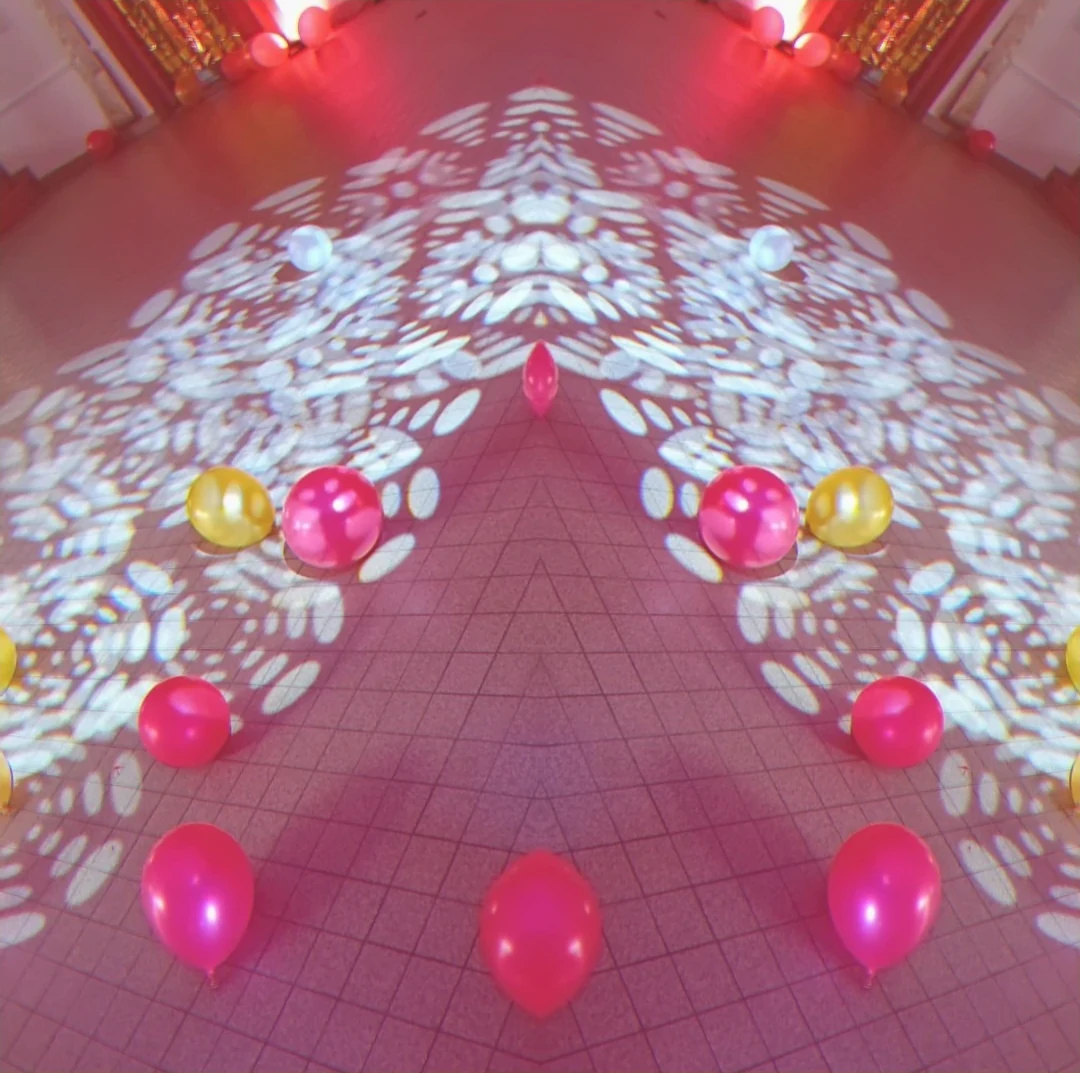 Ballons et jeu de lumière au sol, décor de fête — DJ anniversaire DJ mariage The French Deejay's