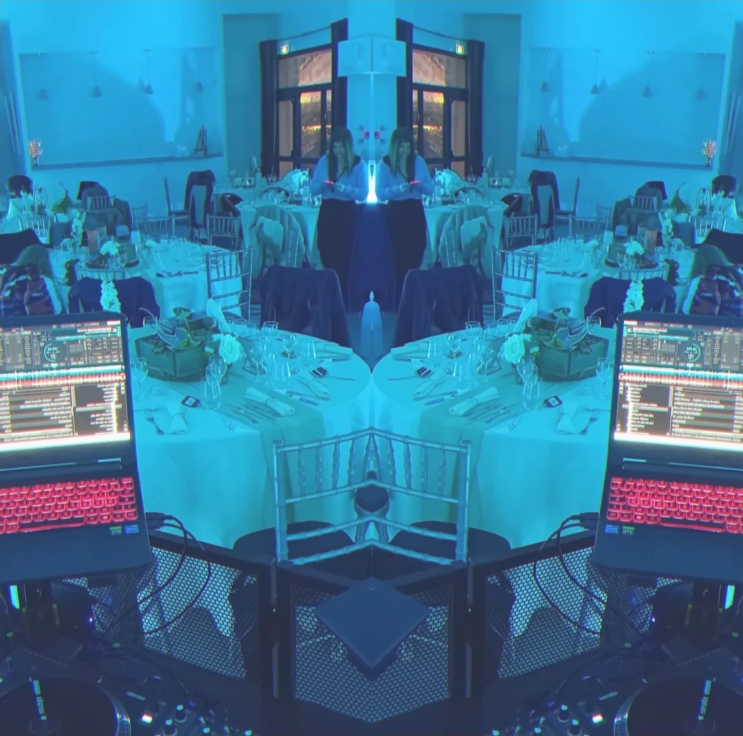 Vue depuis la régie, tables rondes dressées pour la réception — DJ mariage DJ anniversaire The French Deejay's