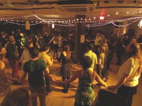 Danse en ronde, fête associative — DJ association DJ collectivité The French Deejay's