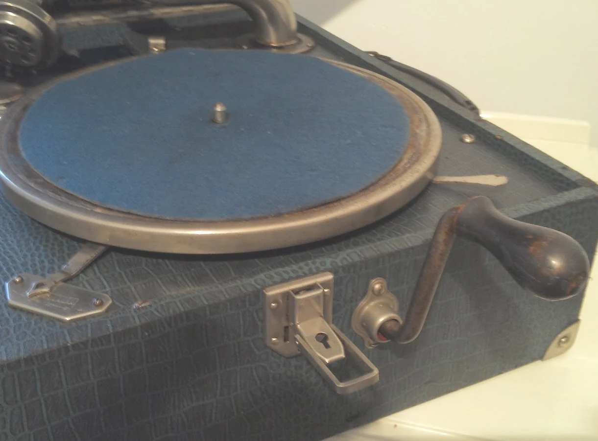 Gramophone portable vintage — bien communiquer avec son DJ mariage anniversaire entreprise The French Deejay's