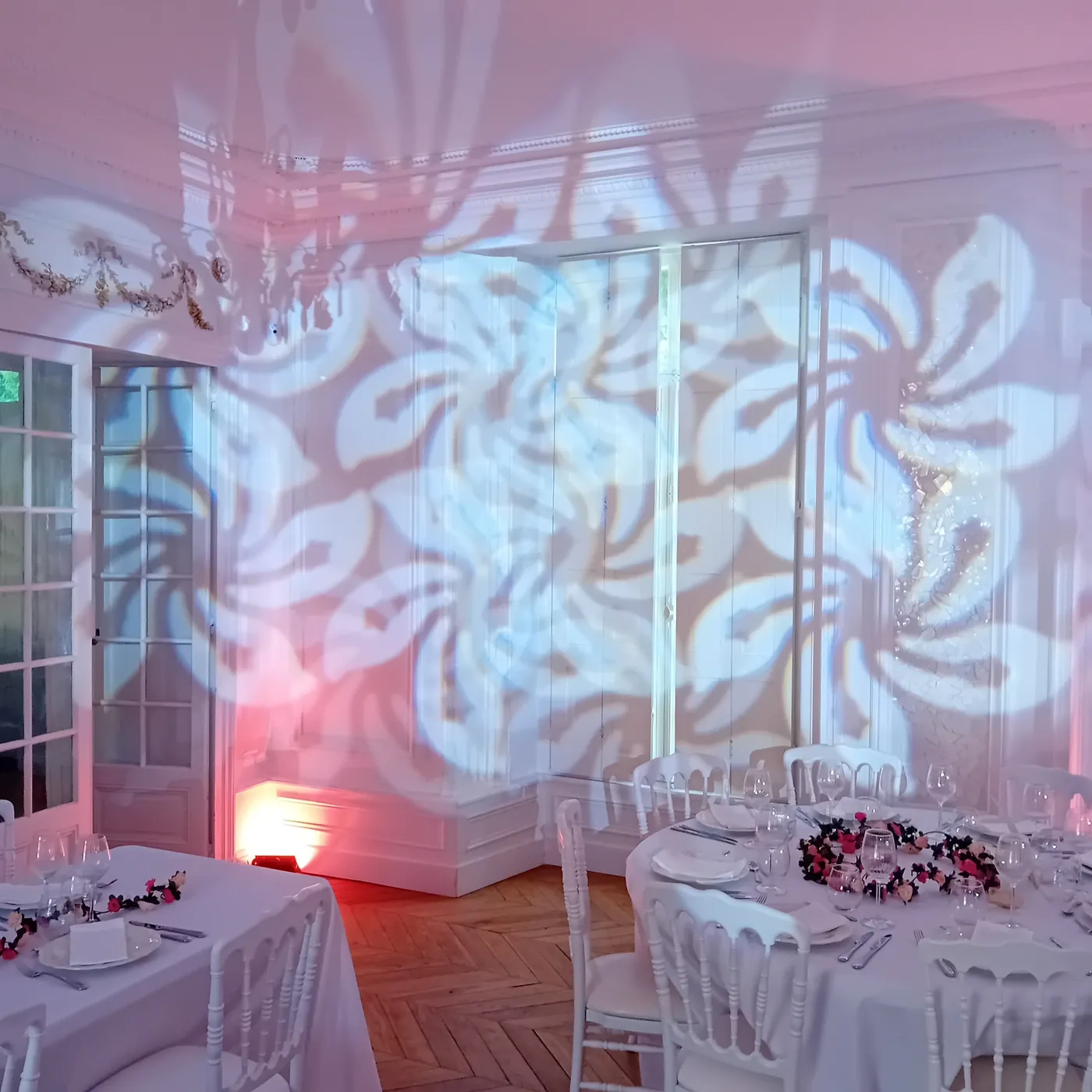 Gobo floral projeté, salle de réception château — DJ mariage régional The French Deejay's