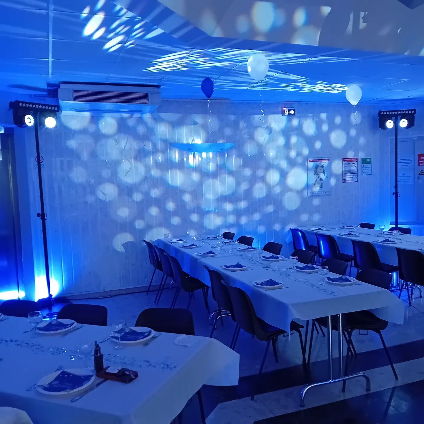 Tables dressées, ambiance lumineuse bleue — DJ entreprise DJ mariage The French Deejay's