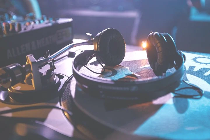 Platines et casque DJ, ambiance noir et or — DJ mariage DJ anniversaire