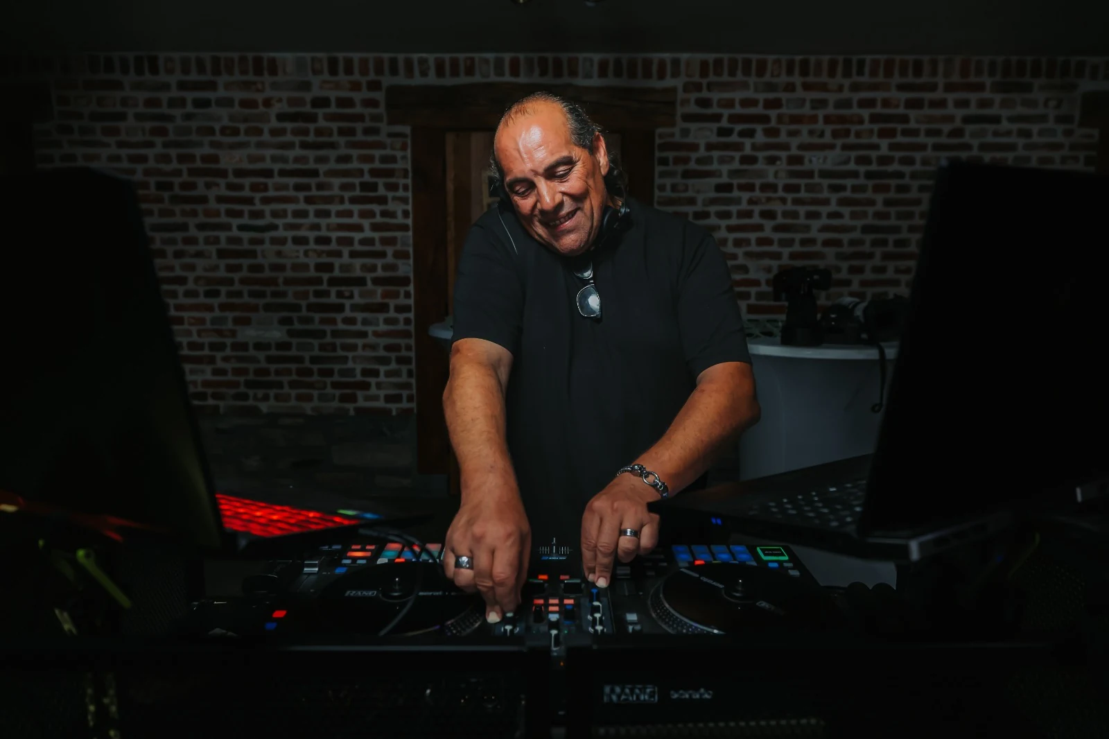 DJAL4EX aux platines, portrait — DJ mariage DJ anniversaire The French Deejay's