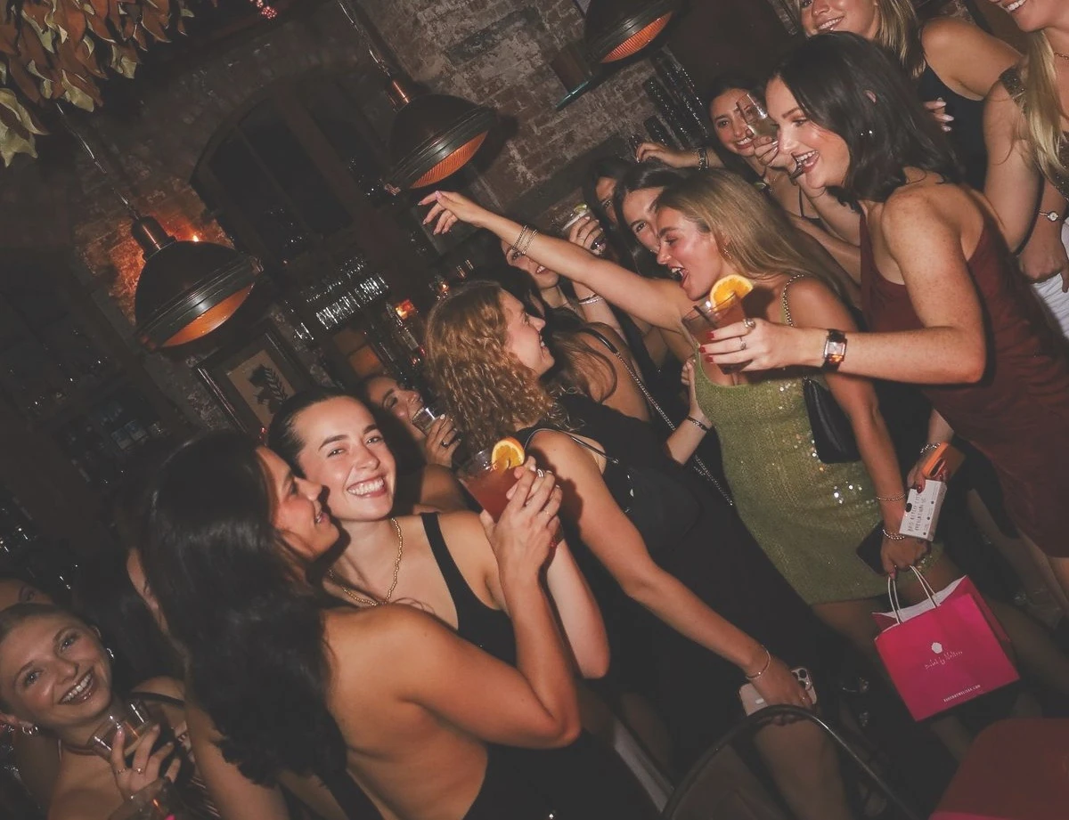 Table de mixage, ambiance bar — DJ bar DJ restaurant The French Deejay's